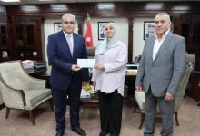 صورة | عثرت على مبلغ مالي كبير.. وزير الصحة يكرم عاملة خدمات في “البشير” ويؤكد: “الأمانة نموذج يحتذى”