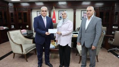 صورة | عثرت على مبلغ مالي كبير.. وزير الصحة يكرم عاملة خدمات في “البشير” ويؤكد: “الأمانة نموذج يحتذى”
