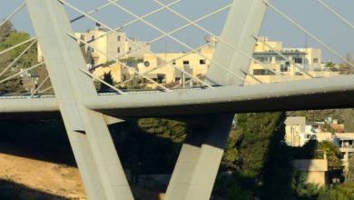 صورة | بسبب سقوط حمولة زجاج.. إغلاق جسر عبدون باتجاه الدوار الرابع (صور)