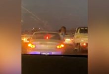 صورة | أطفال يخرجون أجسامهم من نوافذ مركبة في الزرقاء.. فيديو