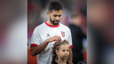 صورة | علي علوان يخطف الأنظار في لقطة جميلة مع طفلة روسية قبيل مباراة الأردن وروسيا