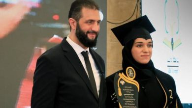 صورة | الرئيس السوري أحمد الشرع يرعى تخرج زوجته لطيفة من جامعة إدلب