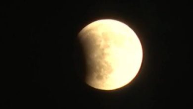 صورة | بث مباشر وصور.. سماء الأردن تتزين بـ”أطول خسوف للقمر” منذ سنوات.. ذروته عند 9:11 مساءً