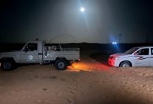 صورة حرس الحدود يقدم المساعدة لمواطن علقت مركبته في الكثبان الرملية بشرورة