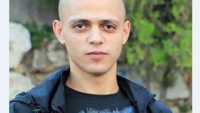 صورة قوة خاصة إسرائيلية تعدم شابًا فلسطينيًا بالرصاص بعد تسللها لمخيم “بلاطة”