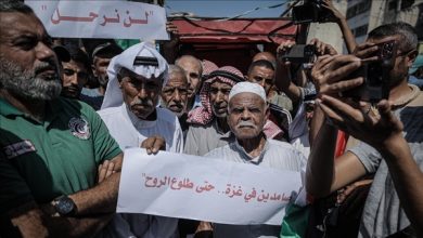 صورة آلاف الفلسطينيين يتظاهرون في مدينة غزة رفضا للتهجير وتمسكا بالأرض