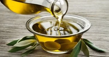 صورة يحمي من أمراض القلب ويفيد مرضى السكر.. زيت الزيتون “البكر الممتاز” تحديدًا
