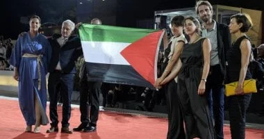 صورة علم فلسطين يهيمن على السجادة الحمراء في مهرجان فينيسيا السينمائي.. صور