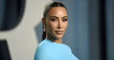 صورة كيم كارداشيان تلجأ إلى العلاج النفسي والتنويم الإيحائي للتعافي من جروح كانييه ويست