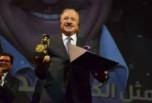 صورة محمد المنصور عقب تكريمه بمهرجان القاهرة الدولي للمسرح التجريبي: مصر قبلة الفن العربي
