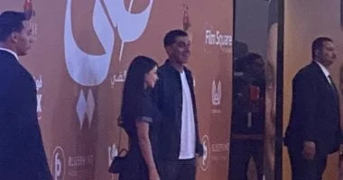 صورة كريم الشناوي وأسِيل عمران يتواجدان في العرض الخاص لفيلم «ضي»