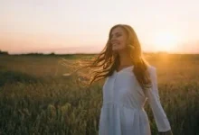 صورة ما السبب الطبي للصداع الذي تشعرين به بعد تسريحة ذيل الحصان؟
