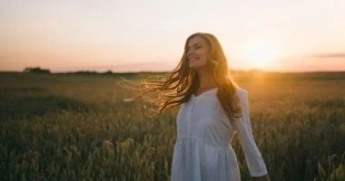 صورة ما السبب الطبي للصداع الذي تشعرين به بعد تسريحة ذيل الحصان؟