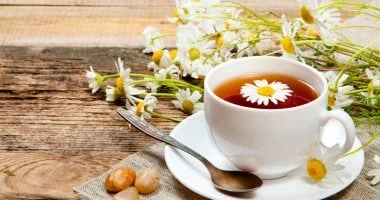 صورة مشروب البابونج لا يقتصر دوره على المساعدة على النوم؛ فهو يخفض ضغط الدم ويعزز صحة القلب.
