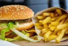 صورة الإدمان على الوجبات السريعة: كيف يؤثر تناول الأطعمة الجاهزة على صحتك؟