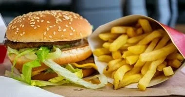 صورة الإدمان على الوجبات السريعة: كيف يؤثر تناول الأطعمة الجاهزة على صحتك؟