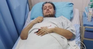 صورة نُقل كريم مغاورى إلى العناية المركزة والفنان يناشد بالدعاء