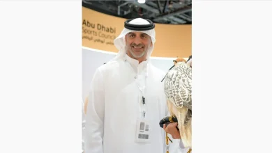 صورة نادي أبوظبي للصقارين يجذب اهتمام الناشئين في معرض “الصيد والفروسية”