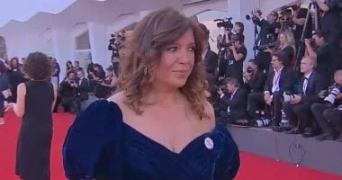 صورة كوثر بن هنية وفريق عمل صوت هند رجب على السجادة الحمراء في حفل ختام مهرجان فينسيا