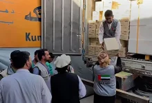 صورة الهلال الأحمر يسلم أول دفعة من المساعدات الطبية إلى الشعب الأفغاني