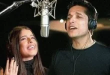 صورة بعد أن ألهمته لحناً، مازح عامر منيب ابنته قائلاً: «يا بنت اللذينة»