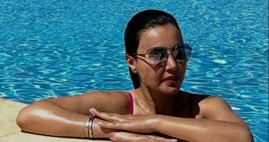 صورة دينا فؤاد تتصدر محركات البحث بسبب صورها في حمام السباحة