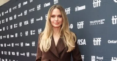 صورة أنجلينا جولى تنهار بالبكاء في مهرجان تورينتو السينمائي بسبب والدتها