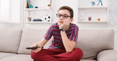 صورة المذاكرة عبر الإنترنت: كيف تجنّبين طفلك مخاطر الشاشات مع بداية الدراسة
