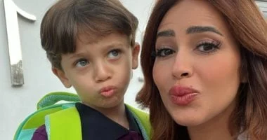 صورة رنا سماحة تحتفل بأول يوم دراسة لابنها: توتر كأني أنا التي تدخل.. صور